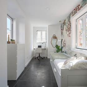Private room for rent for €700 per month in Lisbon, Largo Domingos Tendeiro