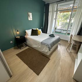 Private room for rent for €875 per month in Madrid, Plaza de España