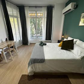 Private room for rent for €885 per month in Madrid, Plaza de España