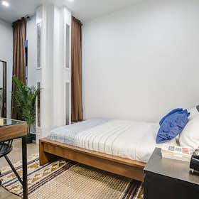 Отдельная комната сдается в аренду за $2,356 в месяц в Garfield, Columbus Ave