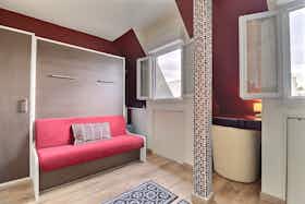 Studio for rent for €1,297 per month in Paris, Rue Beaujon