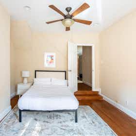 私人房间 正在以 $1,277 的月租出租，其位于 Washington, D.C., W St NW