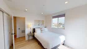 私人房间 正在以 $1,326 的月租出租，其位于 Los Angeles, S New England St