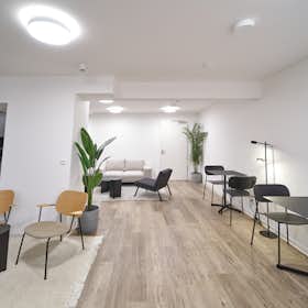 Wohnung zu mieten für 1.295 € pro Monat in Frankfurt am Main, Ostparkstraße