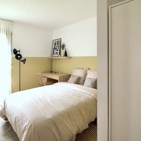 Private room for rent for €670 per month in Puteaux, Rue Volta