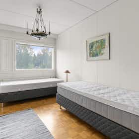 Mehrbettzimmer zu mieten für 300 € pro Monat in Helsinki, Maamiehentie
