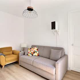 Apartment for rent for €1,484 per month in Paris, Rue des Cascades