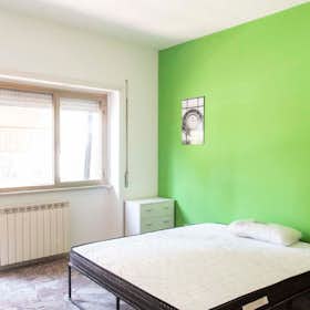 Private room for rent for €650 per month in Rome, Via Gregorio Ricci Curbastro