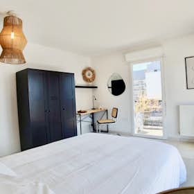 Private room for rent for €555 per month in Bordeaux, Cours de Québec