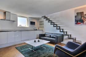 Apartment for rent for €2,678 per month in Paris, Rue d'Hauteville