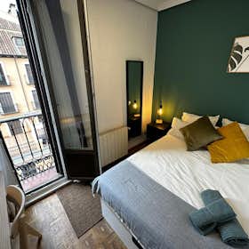 Private room for rent for €785 per month in Madrid, Calle de la Victoria
