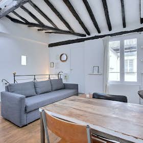 Apartment for rent for €2,438 per month in Paris, Rue des Gravilliers