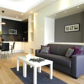Studio for rent for €2,190 per month in Paris, Rue Jean Mermoz