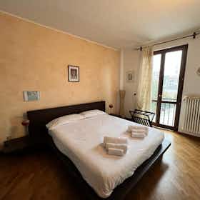Apartment for rent for €1,300 per month in Varese, Via Magenta