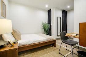 Отдельная комната сдается в аренду за $2,227 в месяц в Garfield, Columbus Ave