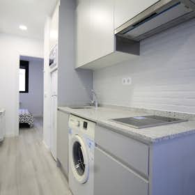 Apartment for rent for €950 per month in Madrid, Calle de Monederos