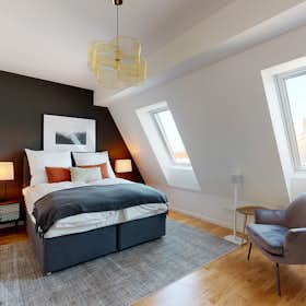 Apartment for rent for €2,217 per month in Berlin, Sredzkistraße