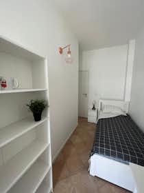 Private room for rent for €425 per month in Bari, Via Gian Giuseppe Carulli