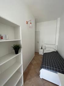 私人房间 正在以 €425 的月租出租，其位于 Bari, Via Gian Giuseppe Carulli