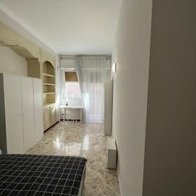 Private room for rent for €450 per month in Bari, Via Brennero