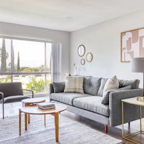 Lägenhet att hyra för $3,043 i månaden i Los Angeles, N Martel Ave