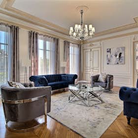 Apartment for rent for €13,564 per month in Paris, Avenue Pierre 1er de Serbie