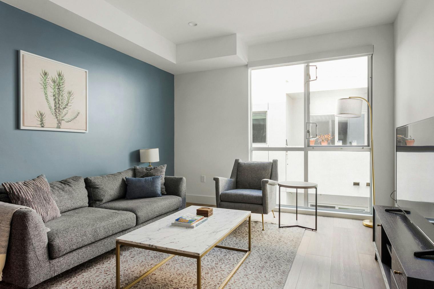 Appartamento in affitto a $4,823 al mese a Los Angeles, Camerford Avenue