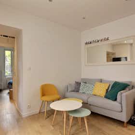 Apartment for rent for €1,308 per month in Paris, Rue Capron