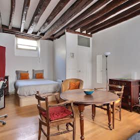 Studio for rent for €1,393 per month in Paris, Rue du Faubourg Saint-Antoine