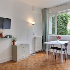 Studio for rent for €1,324 per month in Paris, Rue Joanès