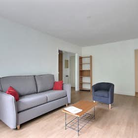 Apartment for rent for €2,332 per month in Paris, Rue Descombes