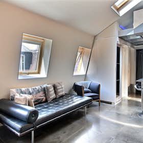 Studio for rent for €1,595 per month in Paris, Rue Française