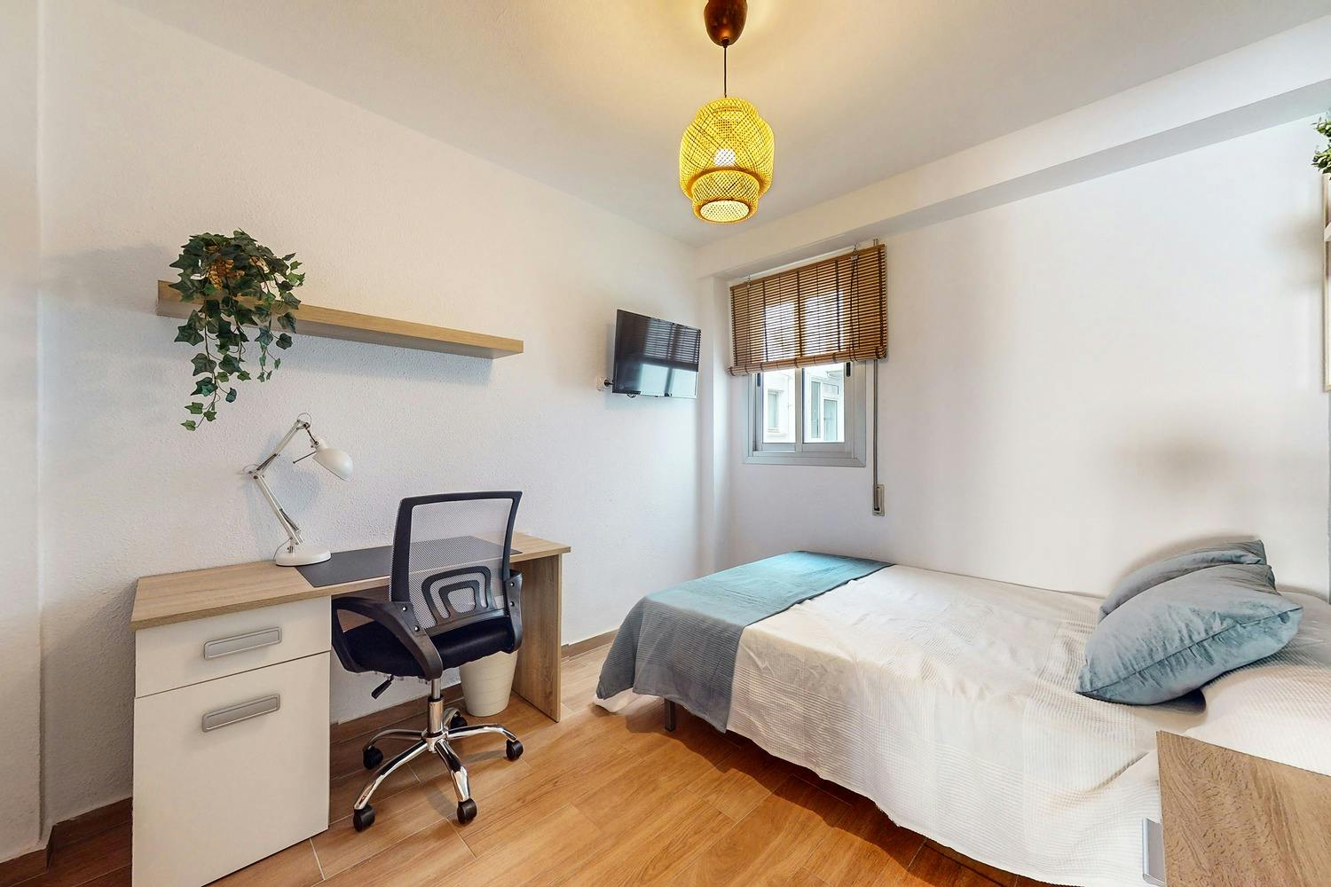 Private room for rent for €375 per month in Valencia, Avinguda de la Constitució