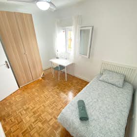 Private room for rent for €400 per month in Madrid, Calle de Nuestra Señora del Perpetuo Socorro