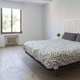 Private room for rent for €640 per month in Madrid, Paseo Pontones