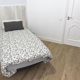 Private room for rent for €550 per month in Madrid, Paseo Pontones