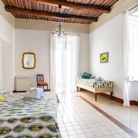 Apartment for rent for €2,480 per month in Naples, Supportico Lopez