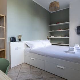 Apartment for rent for €1,600 per month in Bologna, Via Riva di Reno
