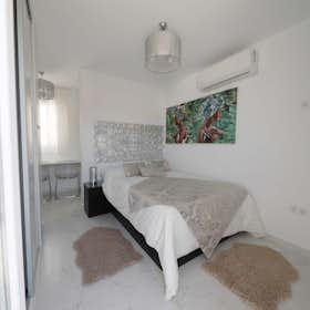 Private room for rent for €600 per month in Madrid, Calle Gijón