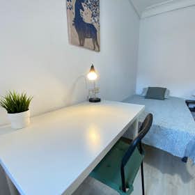 Private room for rent for €320 per month in Madrid, Calle de Hermenegildo Bielsa