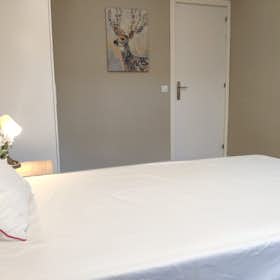 Private room for rent for €470 per month in Madrid, Calle del Monte Olivetti