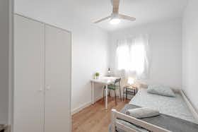 Private room for rent for €300 per month in Madrid, Calle de la Pilarica