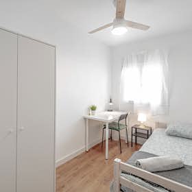 Private room for rent for €300 per month in Madrid, Calle de la Pilarica