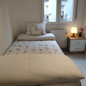 Private room for rent for €300 per month in Madrid, Avenida Peña Prieta
