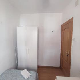 Private room for rent for €285 per month in Madrid, Calle del Puerto del Suebe