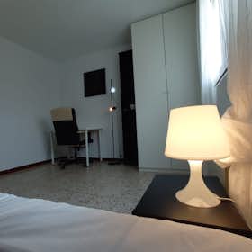 Private room for rent for €380 per month in Madrid, Calle del Poeta Blas de Otero