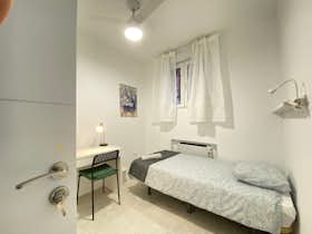 Private room for rent for €340 per month in Madrid, Calle de Cáceres
