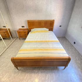 Private room for rent for €340 per month in Madrid, Calle de Cardeñosa