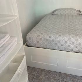 Private room for rent for €330 per month in Madrid, Calle de Cardeñosa