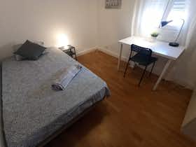 Private room for rent for €320 per month in Madrid, Calle de Pico Cejo